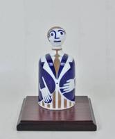 Lote 398 - Garrafa de porcelana "Sargadelos" figura masculina em base de madeira com 15 cm de altura