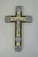 Lote 417 - Crucifixo em madeira com cristo em metal, com 18,5x11 cm. Presença de xilófagos já expurgados, Nota: apresenta sinais de uso e pequenas falhas.