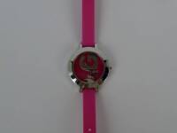 Lote 19 - Relógio D&G, mostrador rosa com letras cinza, caixa em aço com 34mm de diâmetro e bracelete em silicone rosa. 3ATMs, Novo, com caixa original, marcado com P.V.P. de 119€ em ourivesaria de Lisboa