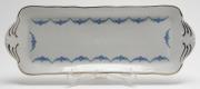 Lote 145 - D'ARTEVAL, PEQUENA TRAVESSA - em porcelana portuguesa branca decorada com motivos florais a azul e filetes dourados. Dimensão: 39x14 cm. Bom estado