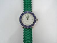 Lote 28 - Relógio LACOSTE, quartz, mostrador branco com indicação de data, caixa de aço com 37mm de diâmetro, bracelete de caucho verde, water resistant 100mts, Novo, com caixa original, marcado com P.V.P. de 172€ em ourivesaria de Lisboa