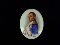 Lote 3 - Placa de porcelana Limoges - France, pintada motivo figura "Napoleão", assinada Fano, com 8,7cm de altura