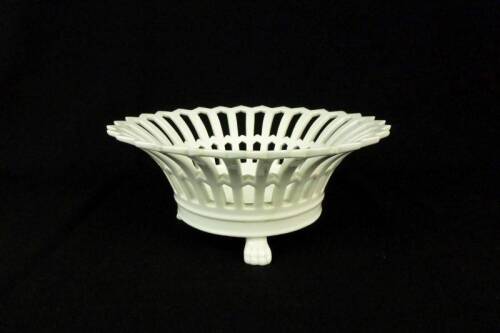 Lote 21 - Fruteiro/Cesto em porcelana Vista Alegre (1947/1962), branca, com 27 cm de diâmetro Nota: apresenta pequenas esbeiçadelas