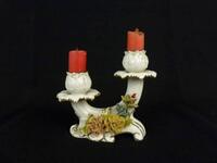 Lote 100 - Candelabro em porcelana com duas velas "Artibus-Aveiro", decoração floral, com 16x14cm Nota: com sinais de uso