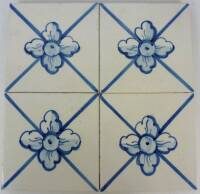 Lote 139 - Painel de 4 azulejos, decorados à maneira do séc. XVIII, com motivos vegetalistas em azul, com 14x14 cm. Nota: Azulejos aplicados em placa de MDF