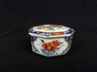 Lote 142 - Guarda jóias em porcelana oriental, decoração "Imari", marcada na base, com 10x4,5cm