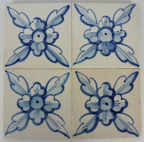 Lote 179 - Painel de 4 azulejos, decorados à maneira do séc. XVIII, com motivos vegetalistas em azul, com 14x14 cm. Nota: Azulejos aplicados em placa de contraplacado (canto com defeito, colado)