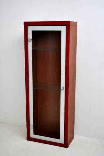 Lote 194 - Móvel vitrine cor de cerejeira "IKEA - modelo Magiker" com porta e suporte de prateleiras em vidro com 38x100x20cm Nota: com sinais de uso; defeitos como demontra fotografia