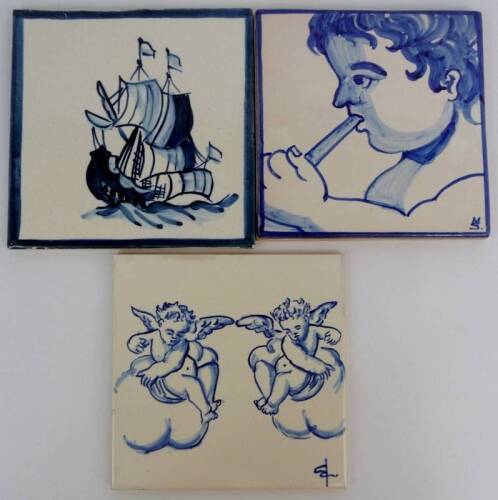 Lote 199 - Conjunto de 3 azulejos soltos, decorados à maneira do séc. XVIII a azul e branco, com "Querubins", assinados e "Nau dos Descobrimentos", com 14x14 cm cada