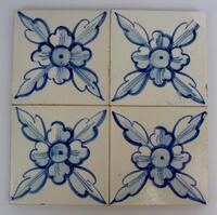 Lote 219 - Painel de 4 azulejos decorados à maneira do séc. XVIII a azul e branco, com motivos vegetalistas, com 28,5x28,5 cm. Nota: Aplicados em contraplacado, com canto restaurado e pequenas falhas