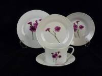 Lote 236 - Serviço de porcelana para 3 pessoas, decoração floral, composto por 3 pratos rasos, 3 pratos de sopa, 3 pratos de sobremesa, 3 chávenas de chá e respectivos pires