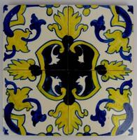 Lote 239 - Painel de 4 azulejos decorados à maneira do séc. XVII a azul e amarelo, com motivos vegetalistas, com 28,5x28,5 cm. Nota: Aplicados em contraplacado, com pequenas falhas nos cantos