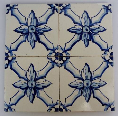 Lote 279 - Painel de 4 azulejos decorados à maneira do séc. XVIII a azul e branco, com motivos vegetalistas, com 28,5x28,5 cm. Nota: Aplicados em contraplacado, canto com pequeno restauro