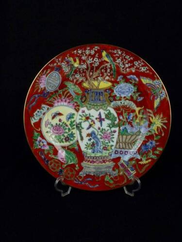 Lote 287 - Prato em porcelana oriental, decoração "rouge" com jarrão ao centro, marcado na base, com 26 cm de diâmetro