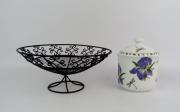 Lote 97 - Taça com tampa em porcelana inglesa Queen's, desenho Blue Iris, com 15 cm de altura e Fruteira em ferro, cor preta, com 13x29 cm, usado