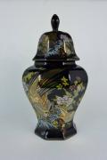 Lote 100 - Pote em porcelana pintada à mão com motivos florais e dourados com cerca de 38 cm de altura, Nota: usado.