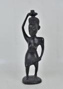 Lote 336 - Estatueta talhada à mão em madeira exótica, figura feminina africana, com 27 cm de altura