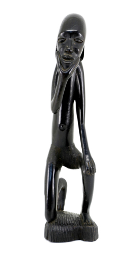 Lote 13 - ARTE AFRICANA, O PENSADOR - Escultura em pau-santo entalhada e relevada, motivo "O Pensador". Dim: 44 cm (altura)