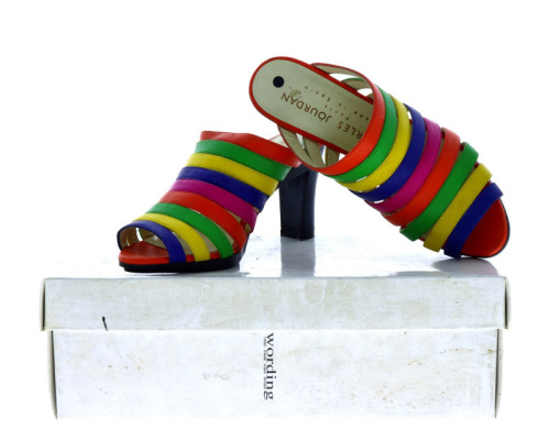 Lote 38 - CHARLES JOURDAN, SANDÁLIAS DE SENHORA EM PELE - Modelo de salto alto com tiras em pele de diversas cores, Made in Spain. Sem uso, sapatos de exposição. Tamanho 35