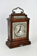 Lote 4 - Relógio de mesa decorativo em caixa de madeira e estanho, reprodução de 1814, com 28x10,5x20,5 cm, Nota: usado (não funciona apenas reprodução decorativa)