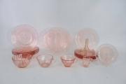 Lote 56 - Conjunto de 13 pratos de tamanhos diversos, 3 chávenas e 1 caneca de pequena dimensão em vidro rosa, com medidas entre 14 cm e 23,5 cm, Nota: usado