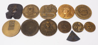 Lote 43 - MEDALHAS DE BRONZE - conjunto de 12 medalhas de bronze com predominância de temas de personalidades da Medicina: Egas Moniz, Manuel Araujo, João Porto, Esteves Pinto, Álvaro Rodrigues, e aindaa Padre Américo, A Ordem, Foz do Porto, Centenário da