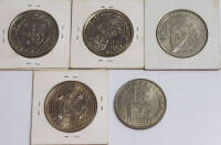 Lote 111 - MOEDAS DA REPÚBLICA PORTUGUESA - Cinco moedas de 100 escudos: Bartolomeu Dias Cabo da Boa Esperança de 1988; Porto Fernando Pessoa de 1988; Nuno Tristão Rio Cambia de 1987; Antero de Quental 1840 1891; D. Afonso Henriques de 1985. Sem classific