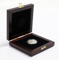 Lote 125 - MEDALHA PRATA PRINCESA DIANA - medalha em prata águia 925, homenagem a Diana Princesa de Gales, 1961-1997. Peso: 10 g. Dimensão: 24 mm de diâmetro. Das Coleções Philae, 1997. Em estojo de madeira original. Com marcas de contraste de Lisboa e de