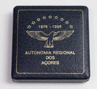 Lote 127 - MOEDA PRATA 100$00 AÇORES - moeda de 100$00 da República Portuguesa em prata 925 proof, comemorativa do X Aniversário da Autonomia Regional dos Açores, 1986. Moeda com 16,5 g, 34mm diâmetro, edição INCM de 10.000 exemplares. Autores Isabel Carr