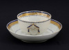 Lote 18 - CHÁVENA DE CHÁ COM PIRES ARMOREADOS EM PORCELANA DA CHINA SÉC. XVIII/XIX - Período Jiaqing (1796-1820). Chávena e pires com decoração a azul e dourado e escudo encimado por timbre de família europeia. Dim: 5x8,5 cm (chávena) e 14 cm (pires). No - 3