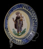 Lote 23 - SÃO JOSÉ, PRATO EM FAIANÇA PORTUGUESA SÉC. XIX - Prato com decoração policromada representando São José com o Menino Jesus. Aba com decoração vegetalista a azul. Dim: 21 cm. Nota: restaurado - 2