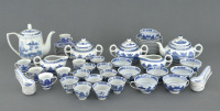 Lote 30 - SERVIÇO DE CHÁ E CAFÉ EM PORCELANA ORIENTAL - Conjunto de 57 peças com decoração "Cantão", em tons de azul com pagodes e paisagens orientais. Composto por: 2 açucareiros com tampa; 2 leiteiras; bule e cafeteira com tampa; 12 colheres; 8 chávenas