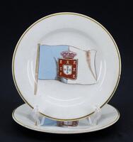 Lote 111 - MASSARELOS, COVILHETES EM FAIANÇA - Par de covilhetes com decoração policromada representado a Bandeira Real Portuguesa. Bordo com o friso dourado. Dim: 13 cm. Nota: marcados na base