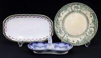 Lote 184 - COVILHETE, PRATO E SALEIRO/PIMENTEIRO - Conjunto de 3 peças marcadas na base, composto por covilhete Vista Alegre em porcelana (1924-1947), prato de doce em faiança da fábrica de Sacevém (1910-1972) e saleiro/pimenteiro em porcelana W.H. Grindl