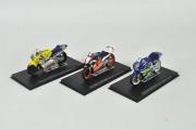 Lote 152 - Conjunto de 3 motociclos miniatura de colecção, Honda NSR500 Valentino Rossi 2001 e Honda NSR500 Michael Doohan 1998 e Suzuki RGV500 Kenny Roberts Jr 2000, com 8 cm de comprimento cada, em suporte com caixa acrílica, Nota: como novo