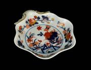 Lote 198 - Covilhete/concha de porcelana Vista Alegre "Diogo" em tons de azul e dourado, com 4x20 cm, Nota: usado