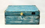 Lote 14 - Caixa de madeira, pintada de azul decapé, com pegas de corda, com 24x60x55 cm, Nota: Como Novo