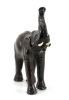 Lote 21 - ELEFANTE DECORATIVO - Revestimento em pele com decoração relevada. Dim: 40 cm (altura) - 2