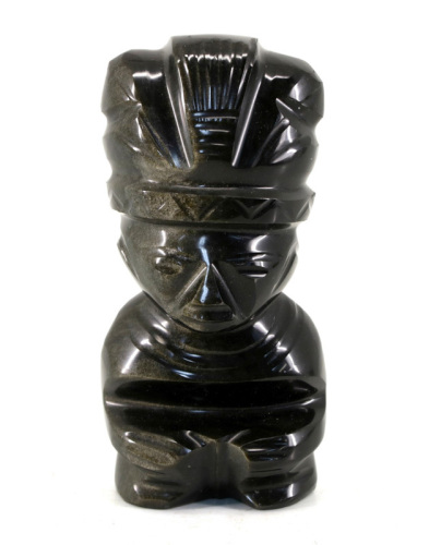 Lote 51 - ESCULTURA EM OBSIDIANA NEGRA - Representando figura de Divindade Asteca. Dim: 11 cm. Nota: A Obsidiana Negra é um vidro natural de origem vulcânica, que se forma pelo rápido arrefecimento da lava. É utilizada desde tempos remotos pela humanidade