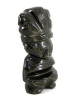 Lote 51 - ESCULTURA EM OBSIDIANA NEGRA - Representando figura de Divindade Asteca. Dim: 11 cm. Nota: A Obsidiana Negra é um vidro natural de origem vulcânica, que se forma pelo rápido arrefecimento da lava. É utilizada desde tempos remotos pela humanidade - 2