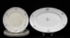 Lote 52 - TRAVESSA E PRATOS - Conjunto de 5 peças, composto por travessa em porcelana de Coimbra com decoração floral e 4 pratos em faiança da fábrica de Sacavém, marcada Gilman & Cta. (1910-1972), decoração com flores em azul. Marcas de uso. Dim: 4x35x23