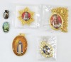 Lote 58 - MEDALHAS E CRUZES - Conjunto de 13 peças sendo 4 cruzes de suspensão em diversos materiais, 6 medalhas sendo 5 de Nossa Senhora e 1 do Papa Paulo VI, 1 alfinete com Nossa Senhora, 1 coroa de imagem em metal dourado e 1 novena em metal com contas - 2