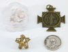 Lote 58 - MEDALHAS E CRUZES - Conjunto de 13 peças sendo 4 cruzes de suspensão em diversos materiais, 6 medalhas sendo 5 de Nossa Senhora e 1 do Papa Paulo VI, 1 alfinete com Nossa Senhora, 1 coroa de imagem em metal dourado e 1 novena em metal com contas - 4