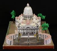 Lote 72 - VATICANO, PRAÇA DE SÃO PEDRO - Maquete em cartão com decoração policromada, representação da Basílica e Praça de São Pedro. Dim: 21x28x42 cm