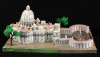 Lote 72 - VATICANO, PRAÇA DE SÃO PEDRO - Maquete em cartão com decoração policromada, representação da Basílica e Praça de São Pedro. Dim: 21x28x42 cm - 2