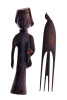 Lote 89 - ARTE AFRICANA, FIGURA E PENTE - Conjunto de escultura e pente em pau-santo entalhado com decoração relevada, representando Figura com Lança e pente com pássaro. Apresentam colagens. Dim: 33 cm (figura)