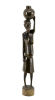 Lote 99 - ARTE AFRICANA, FIGURA FEMININA - Escultura em madeira entalhada com decoração relevada, representando Figura Feminina com pote à cabeça. Dim: 50 cm