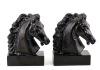 Lote 103 - CERRA-LIVROS, CAVALOS - Par de cerra-livros em resina em forma de cabeças de cavalos, decoração relevada em preto. Dim: 21x19x8 cm