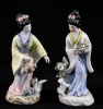 Lote 111 - FIGURAS ORIENTAIS EM PORCELANA - Par de gueixas em porcelana com decoração policromada e relevada. Uma apresenta colagem. Dim: 19 cm (altura)