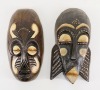 Lote 129 - ARTE AFRICANA, MÁSCARAS - Conjunto de 2 máscaras decorativas em madeira entalhada com decoração relevada e policromia, modelos diferentes. Dim: 20 cm